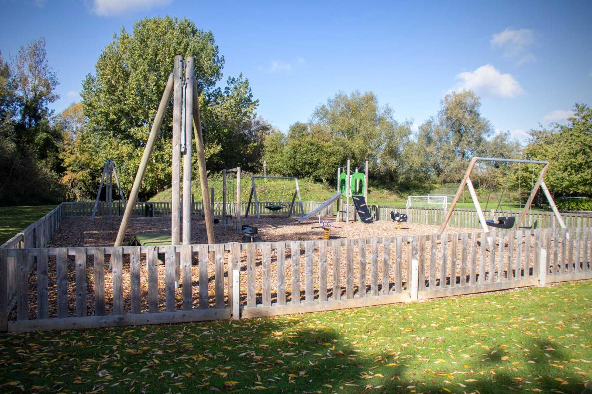 Luxury Kingfisher Lodge, Isis Lake, Within The Cotswold Waterpark Cirencester Esterno foto