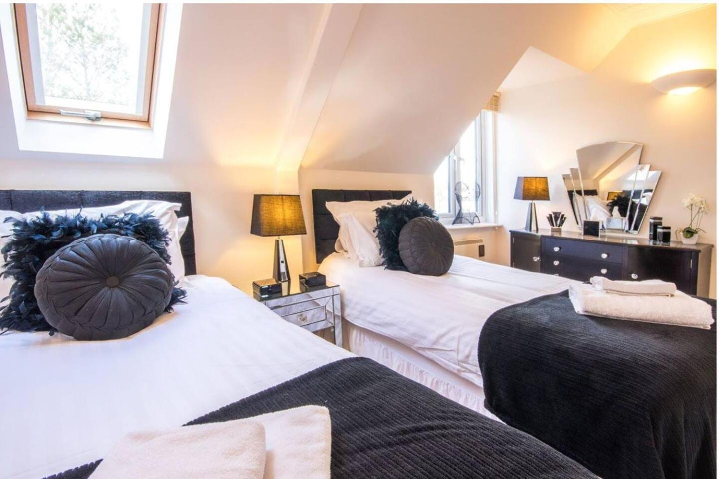 Luxury Kingfisher Lodge, Isis Lake, Within The Cotswold Waterpark Cirencester Esterno foto