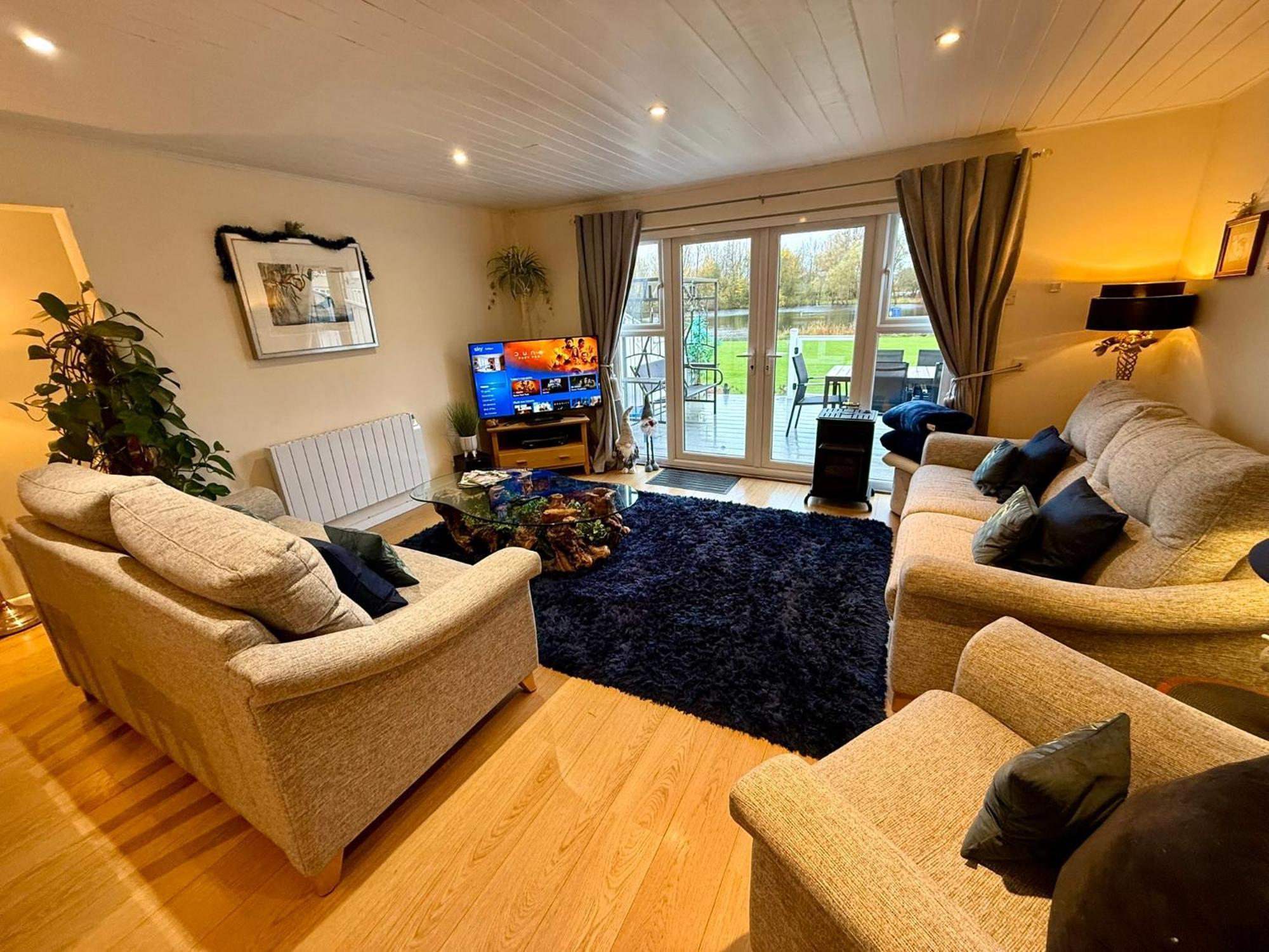 Luxury Kingfisher Lodge, Isis Lake, Within The Cotswold Waterpark Cirencester Esterno foto