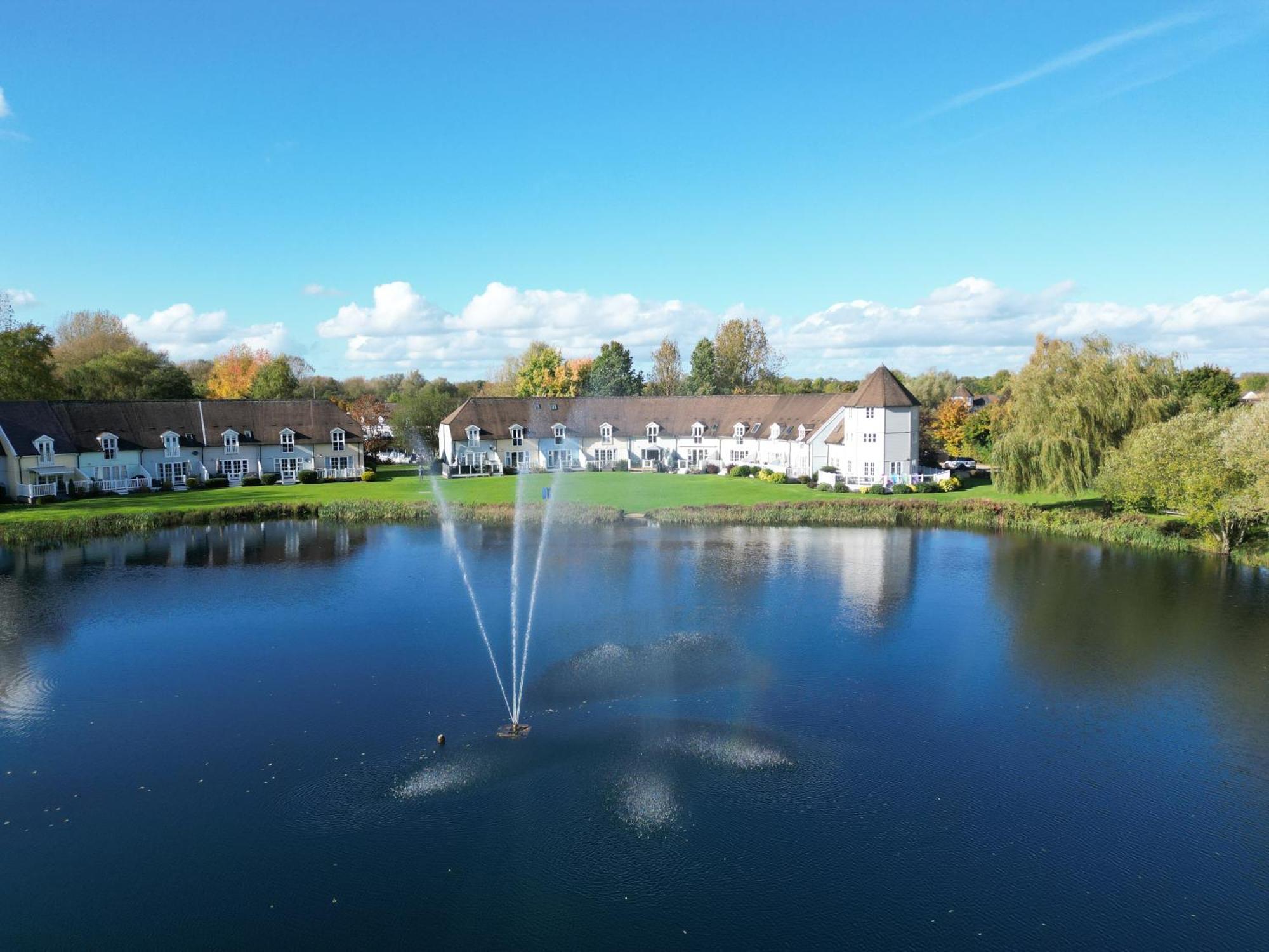Luxury Kingfisher Lodge, Isis Lake, Within The Cotswold Waterpark Cirencester Esterno foto