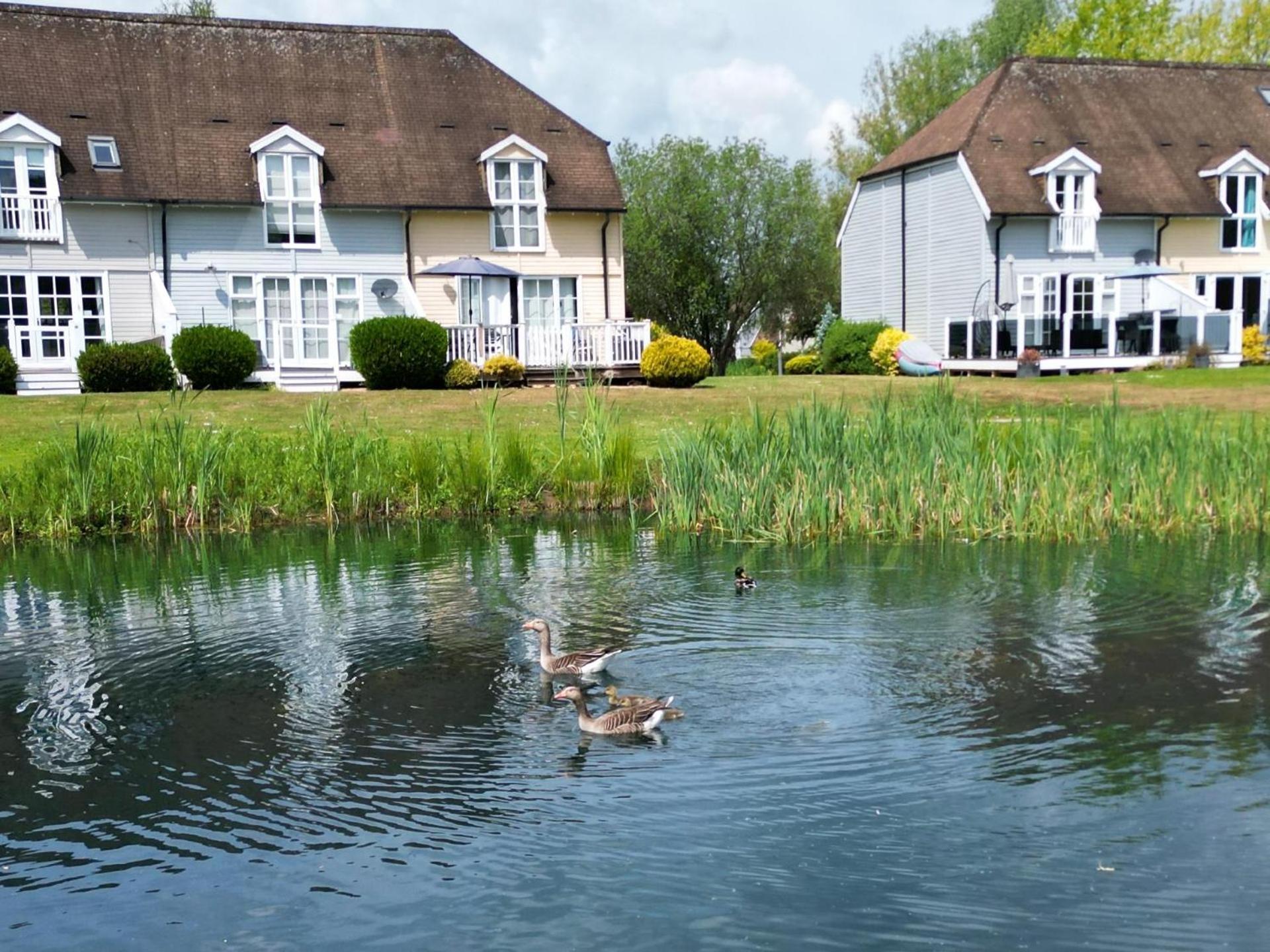 Luxury Kingfisher Lodge, Isis Lake, Within The Cotswold Waterpark Cirencester Esterno foto